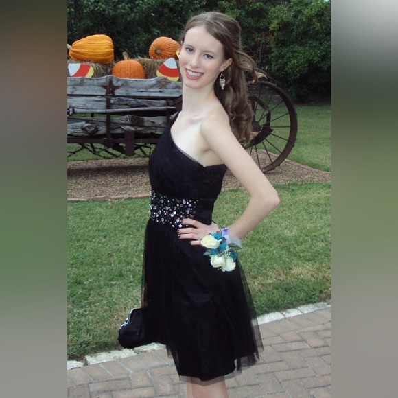 Mini formal dress - Picture 3 of 3